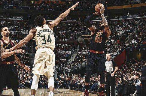 NBA - LeBron James vince il duello con Antetokounmpo