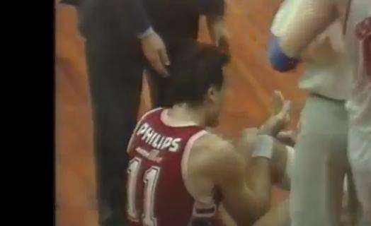 Dino Meneghin a terra a Pesaro durante la semifinale 1988/89 colpito da una monetina
