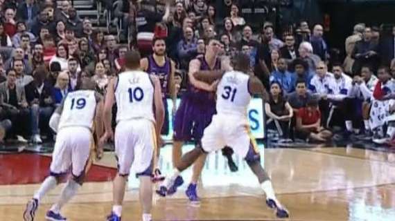 Tyler Hansbrough and Festus Ezeli fight, ejected: Golden State Warriors at Toronto Raptors