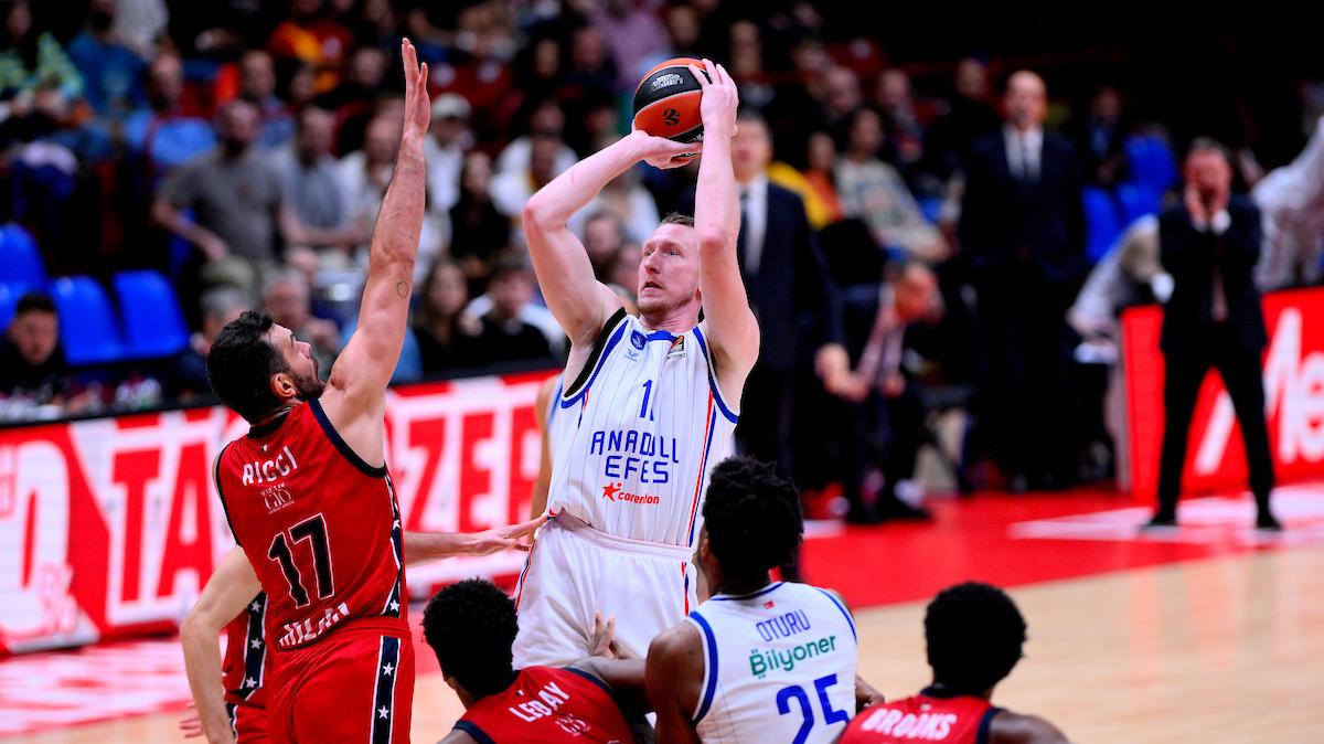 Anadolu Efes, si ferma Rolands Smits: le condizioni del lungo lettone