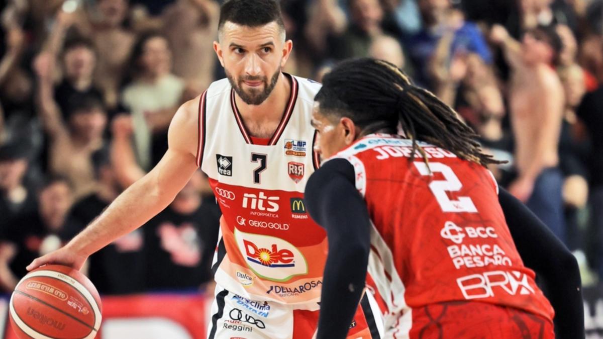 Tomassini clutch: Rimini espugna Pesaro in Gara 5 e vola in semifinale