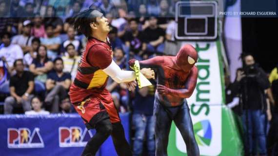 L'invasione di campo di Spiderman nella finale di Coppa delle Filippine