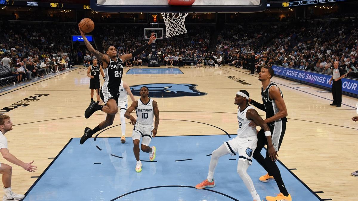 Wembanyama e gli Spurs travolgono Memphis, restano in scia di OKC