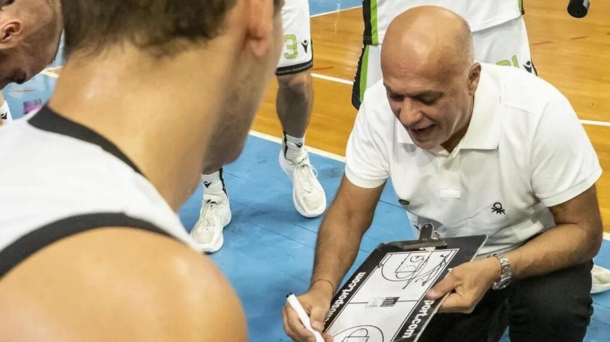 Serie B - La Raggisolaris Faenza ai saluti con coach Luigi Garelli 