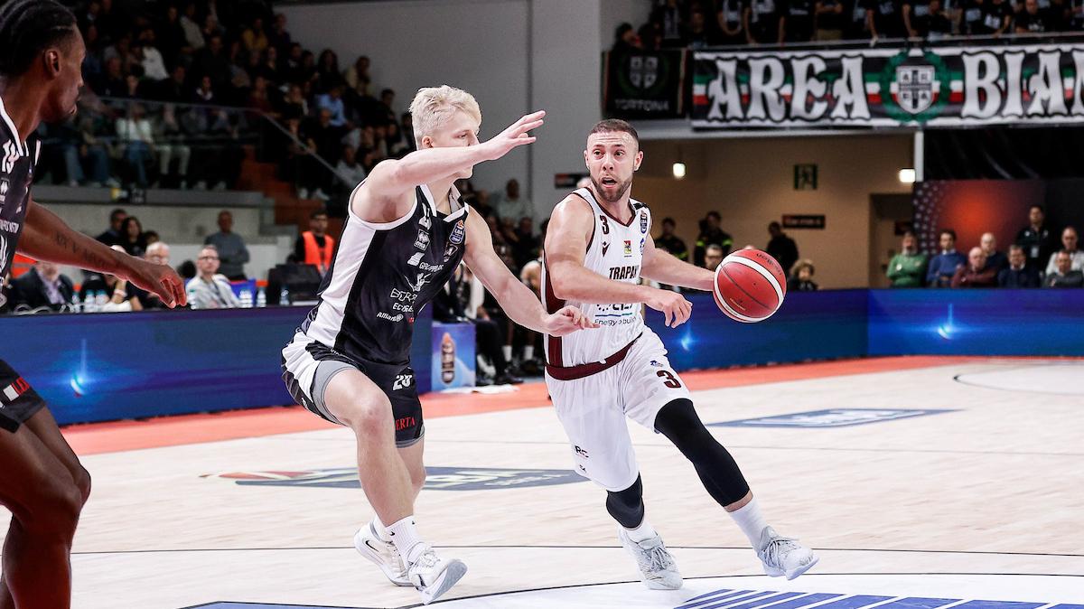 LIVE | Che partita a Tortona! Trapani Shark battuta, show di Baldasso