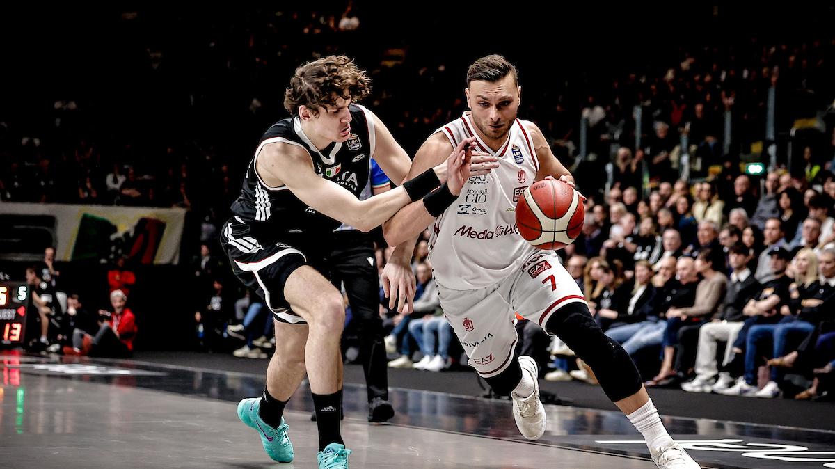 Virtus-Olimpia: le pagelle ed i tabellini all'intervallo. Alston parte forte, Bolmaro dall'altra parte