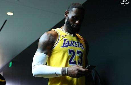 NBA - Lakers Media Day: LeBron James a ruota libera