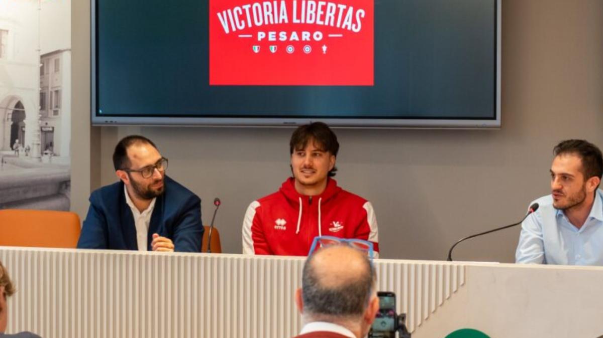 Pesaro, presentato Aromando. Il DS Egidio: «Vogliamo fortemente la promozione»