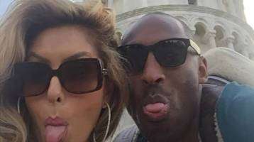 Vanessa e Kobe: selfie sotto la Torre di Pisa