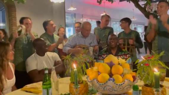 Michael Jordan e Magic Johnson a Capri cantano "Nel blu, dipinto di blu"