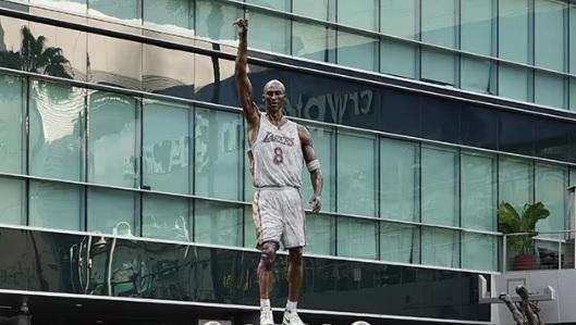 NBA - Lakers: la statua di Kobe Bryant riceve finalmente il restauro