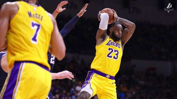 NBA - Preseason, i Nuggets rovinano l'esordio di LeBron James con i Lakers