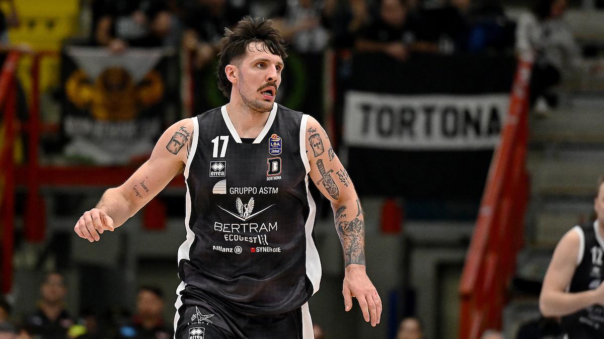 Dominik Olejniczak, il gigante di Tortona che domina l’area e guida la Bertram