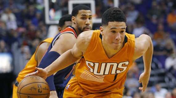 NBA - La stella dei Suns Devin Booker fuori a tempo indeterminato!