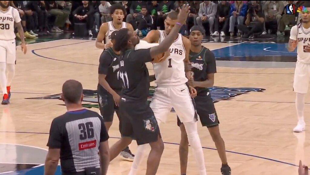 Per gli Spurs, Victor Wembanyama ha solo cercato di "proteggersi"