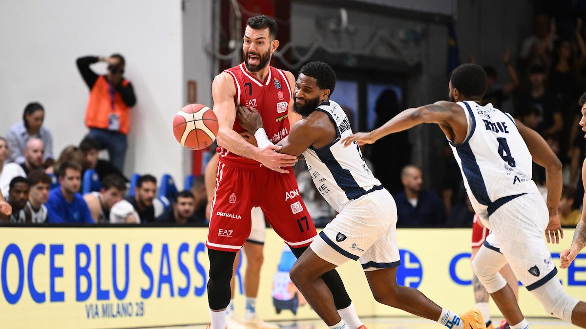 LIVE | Sassari vs Olimpia Milano: diretta 3Q 44-40 2'