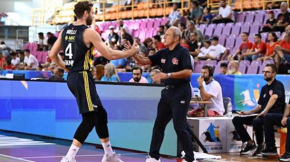 EL - Olimpia, il saluto tra Ettore Messina, Nicolò Melli, e Devon Hall