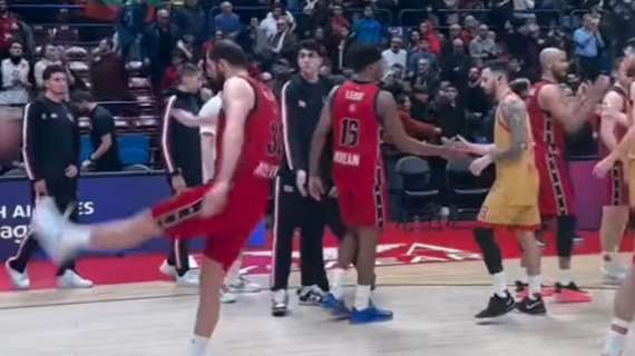 Furia Nikola Mirotic, calcia il pallone in trubuna dopo la sirena finale (video)