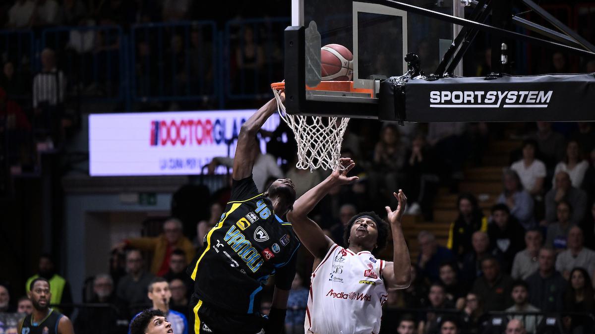 Al PalaRadi l'Olimpia Milano non concede nulla alla Vanoli: gli highlights