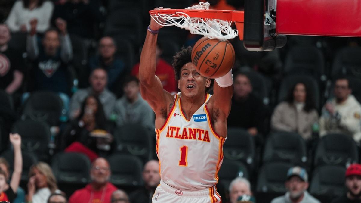 I Suns fermati dagli Hawks ad Atlanta tremano per la caviglia di Devin Booker