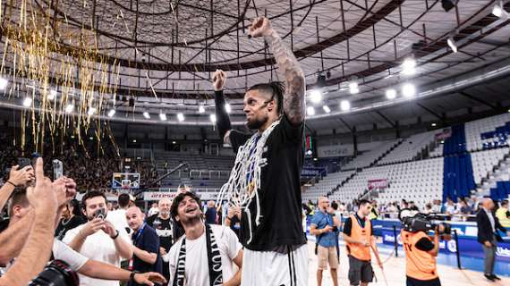 La Virtus Bologna riparte, Hackett: «Un piacere e un onore aprire con lo Scudetto sul petto»