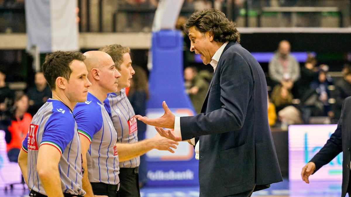 Treviso, Marcelo Nicola furioso con la terna: l'azione nel finale di Nutribullet vs Reyer