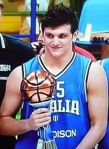 Alessandro Gentile con il trofeo conquistato poche ore fa dalla Nazionale Under-20 nel torneo di Domegge di Cadore. Gentile è stato anche premiato come miglior giocatore della manifestazione