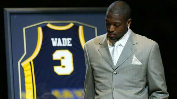 NBA - One Last Dance: Dwyane Wade osannato a Marquette con la letterman jacket