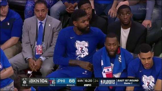 NBA - Sixers: quando in panchina si guarda il cellulare e non la partita...