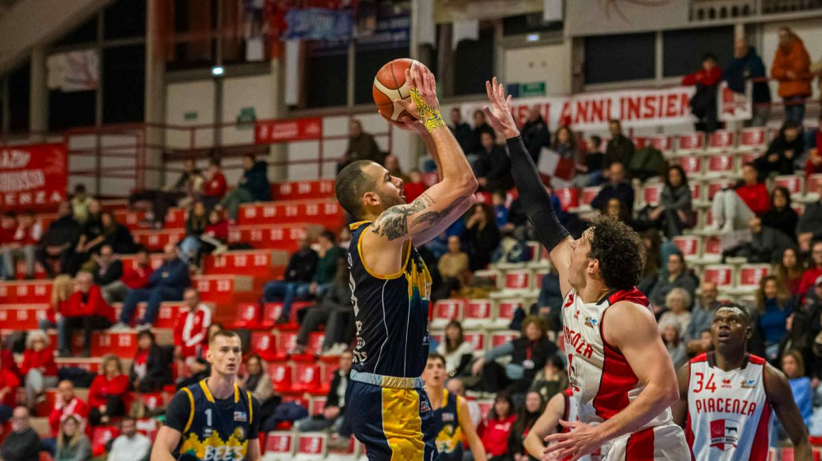 Serie B - Fiorenzuola Bees, il derby è tuo: 62-73 a domicilio alla Bakery Piacenza
