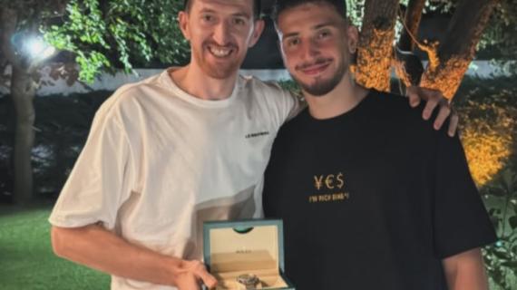«Promessa mantenuta»: Sengun regala il rolex promesso a Osmani