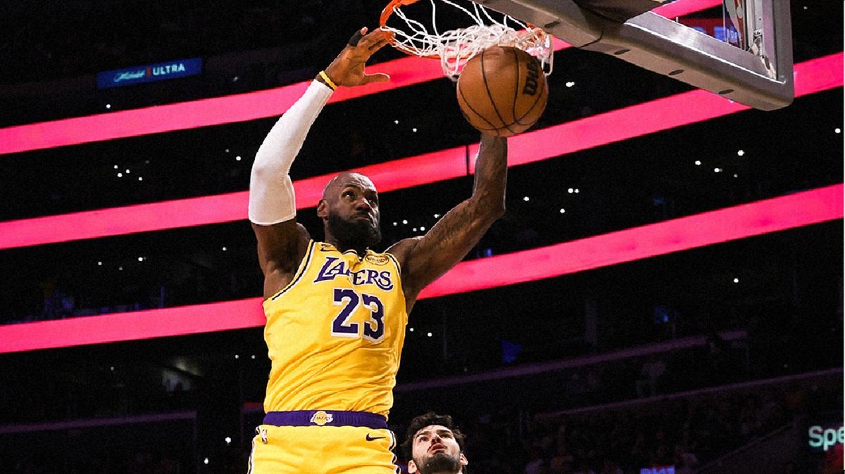 Lakers, altro show di LeBron contro Washington: 12 successi nelle ultime 13