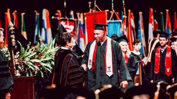 Storie americane: dopo 23 anni Darwin Ham prende la laurea a Texas Tech