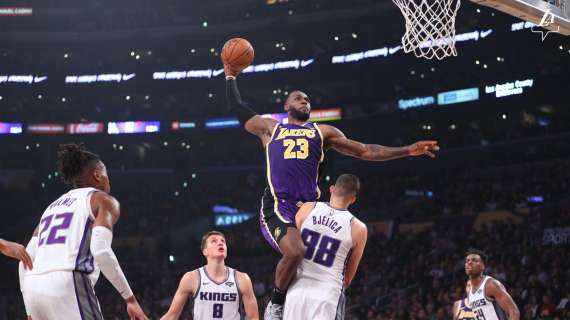 NBA - James dalla lunetta è glaciale, i Lakers trovano la decima vittoria stagionale