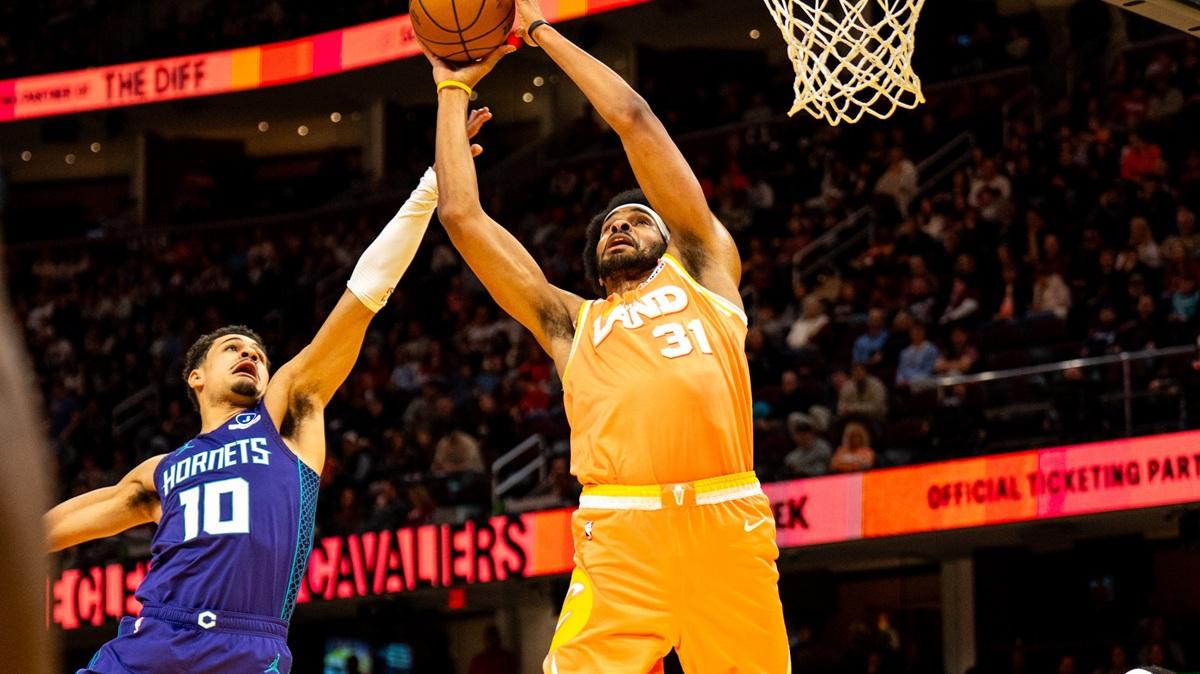 Con Mitchell e Hunter i Cavaliers piegano Charlotte in un festival offensivo