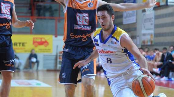 Serie B -  Giacomo Bloise alla firma con il Basket Lecco