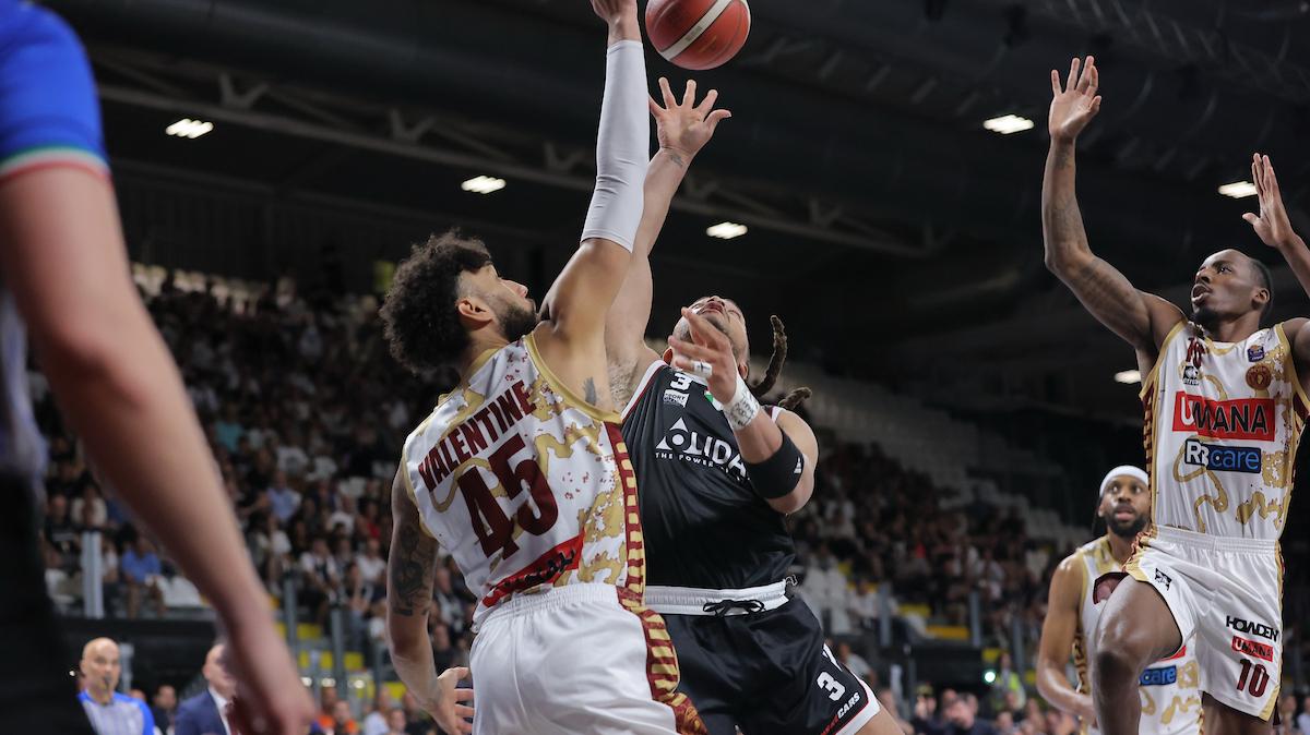 Nel finale la Virtus Bologna si fa sfilare la vittoria dalla Reyer: gli highlights