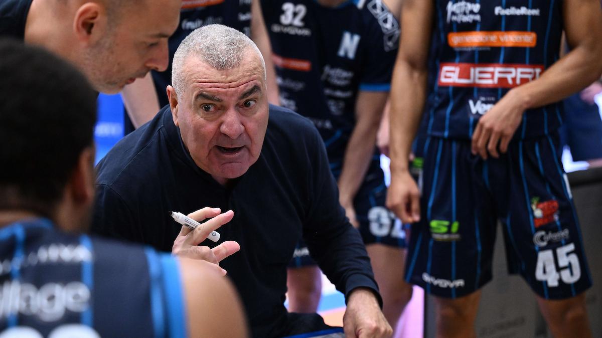 Napoli riapre la corsa playoff, Repesa: «Sono ancora raggiungibili: dobbiamo crederci»