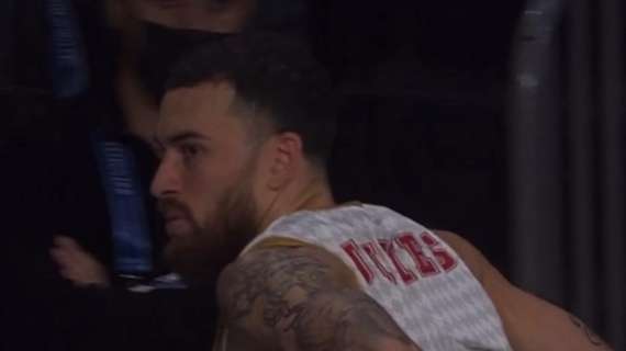 EuroLeague - Mike James lascia il campo dopo una discussione con l'allenatore