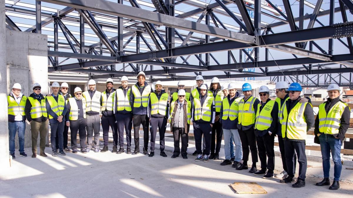 Cantù, squadra in visita all'Arena. Moraschini: «Io non vedo l'ora di poter giocare qui»