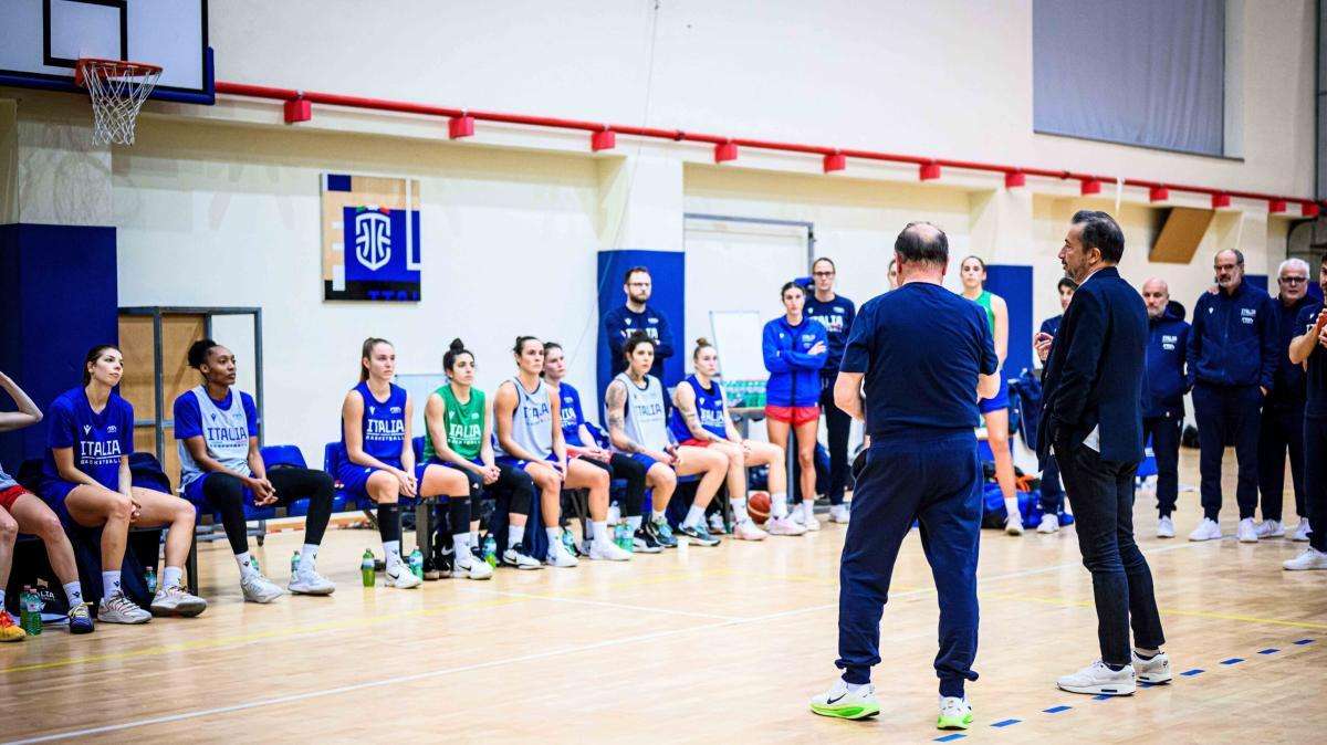 Il CT Banchi in visita all'Italbasket femminile: «Siete state fonte di ispirazione la scorsa estate»