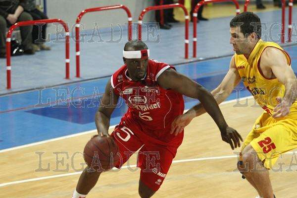 Dawan Robinson vs Anthony Giovacchini (foto Legadue)