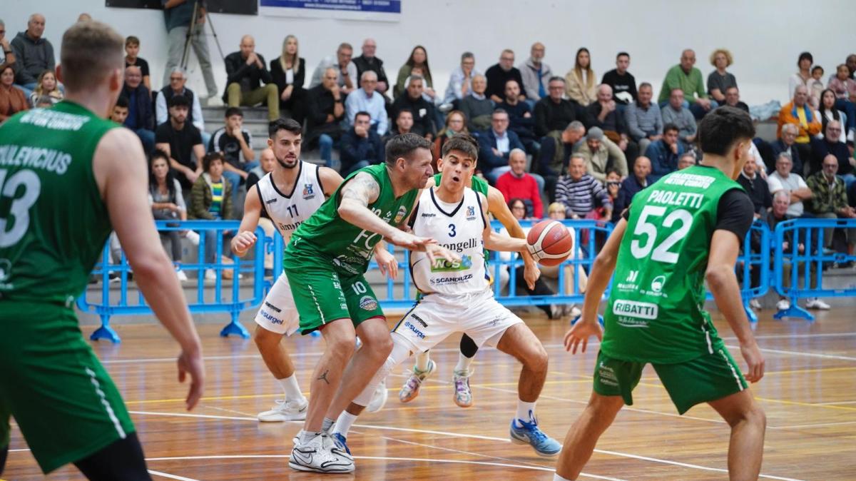 Serie B - La Dinamo Brindisi travolge Corato e conquista la vetta della classifica