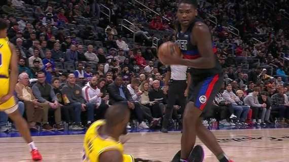 NBA - LeBron James ricade nel "vizietto" del flopping
