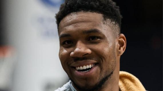 Giannis Antetokounmpo smentisce le voci sul trasferimento della sua famiglia da Milwaukee ad Atene