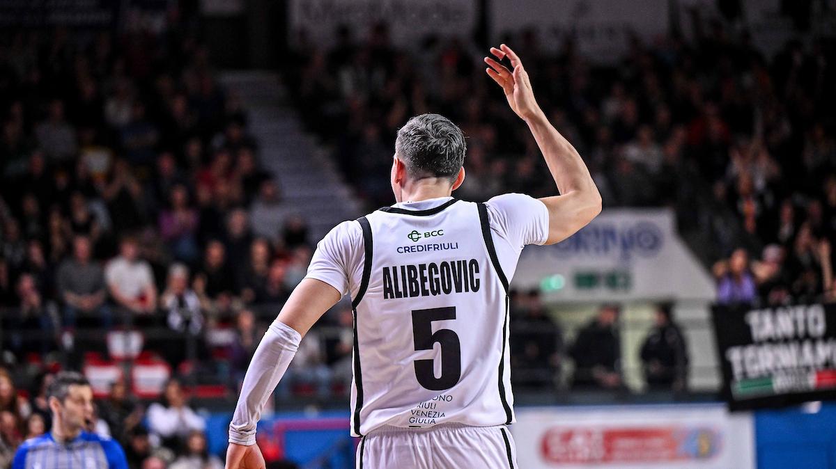 Apu Udine vs Dinamo Sassari: diretta 4Q 73-69 33'