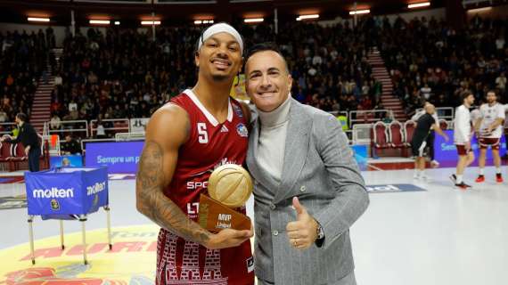 LBA - Trapani, Justin Robinson riceve dal presidente Antonini il premio di MVP di novembre