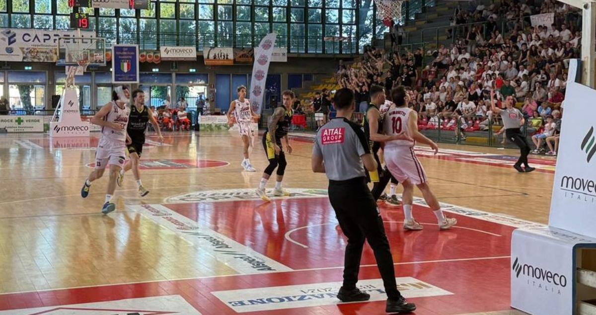 Lucca, violenza alla partita di basket contro il Costone. Sotto accusa Barsanti