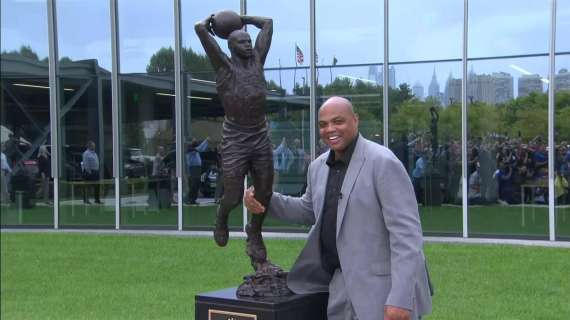 NBA - I 76ers scoprono la statua in onore della leggenda Charles Barkley