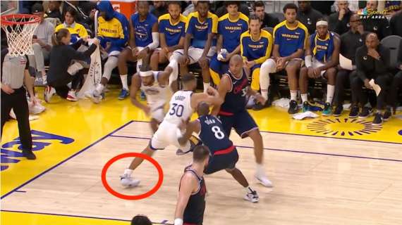 NBA - Steph Curry zoppica negli spogliatoi dopo un infortunio alla caviglia